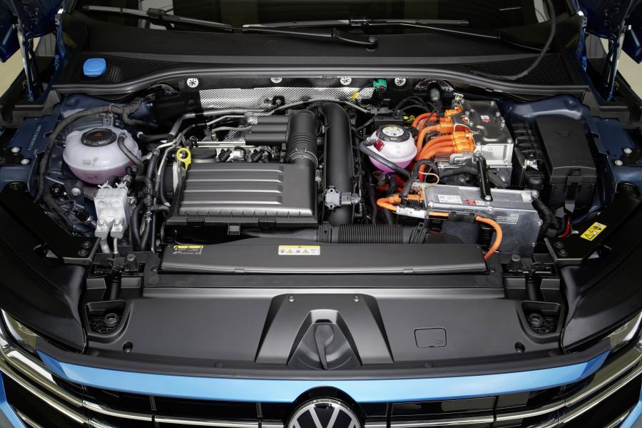 Моторный отсек Volkswagen Arteon eHYBRID Elegance 2020 года  (WW) (фото 12 из 17)